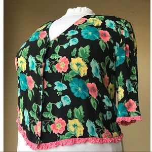 🌺Vibrant floral black button down w/ ruffle trim